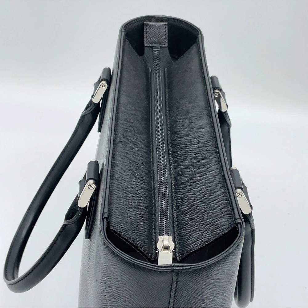 Burberry saffiano leather tote bag with a Cherry Charm - Picture 4 of 13